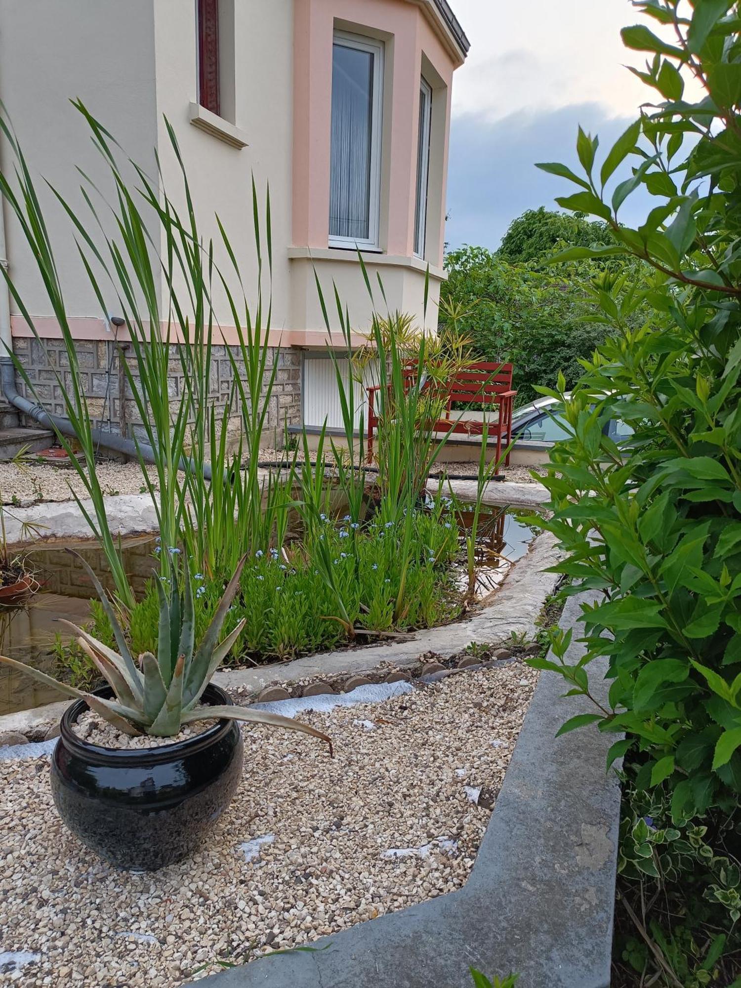 chambres d'hôte dans maison atypique Sancoins Exterior foto