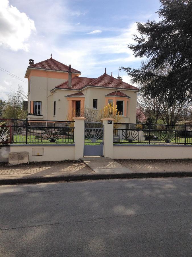 chambres d'hôte dans maison atypique Sancoins Exterior foto